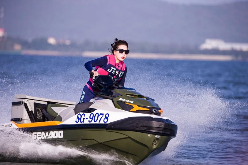 Nữ thần ngực khủng cúp D, ngoại hình siêu cao, cực kỳ quyến rũ, váy hông gợi cảm và đôi chân đẹp...