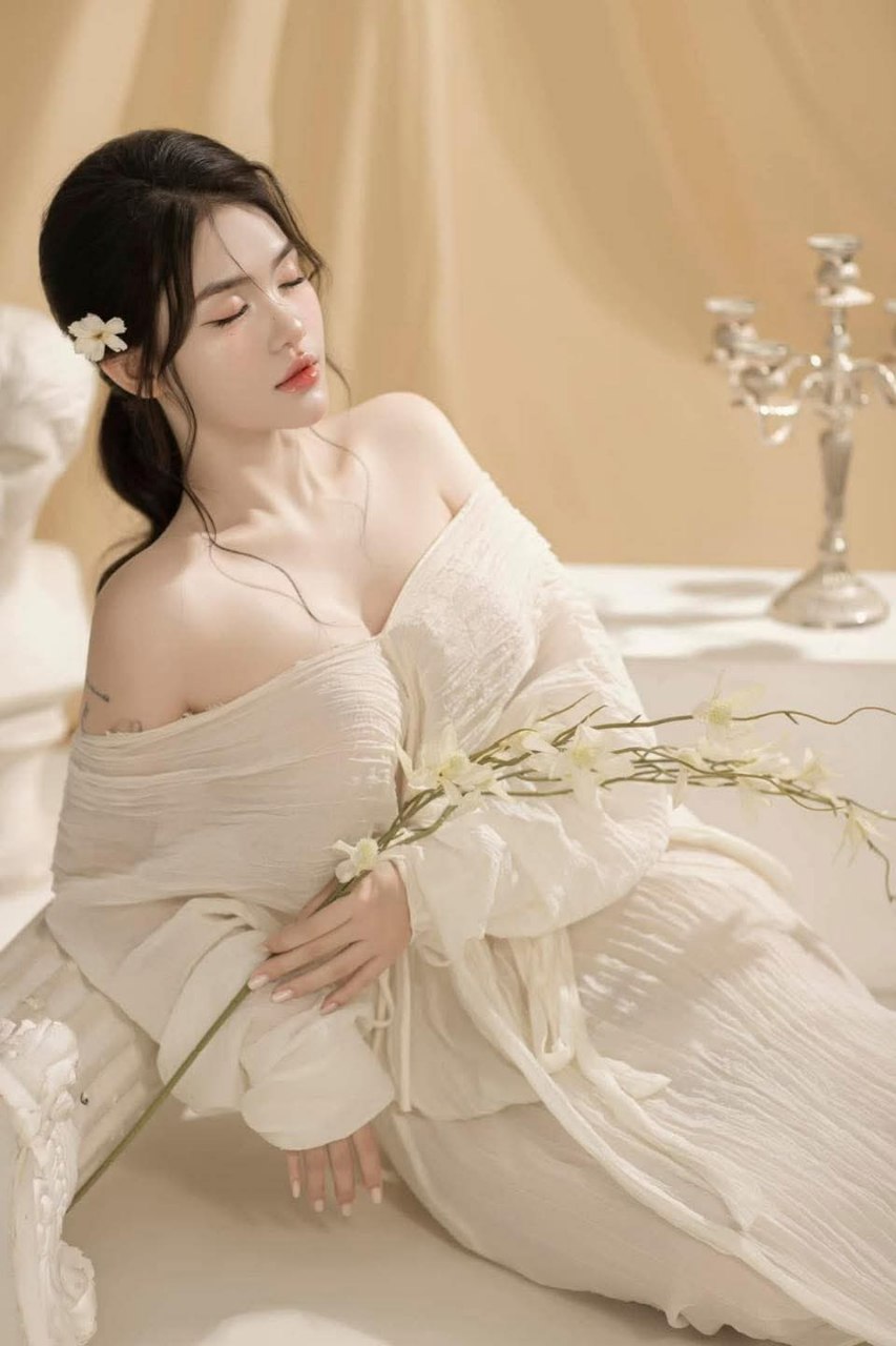 Ngủ chung với cha mẹ, nữa đêm cô gái không được yên...